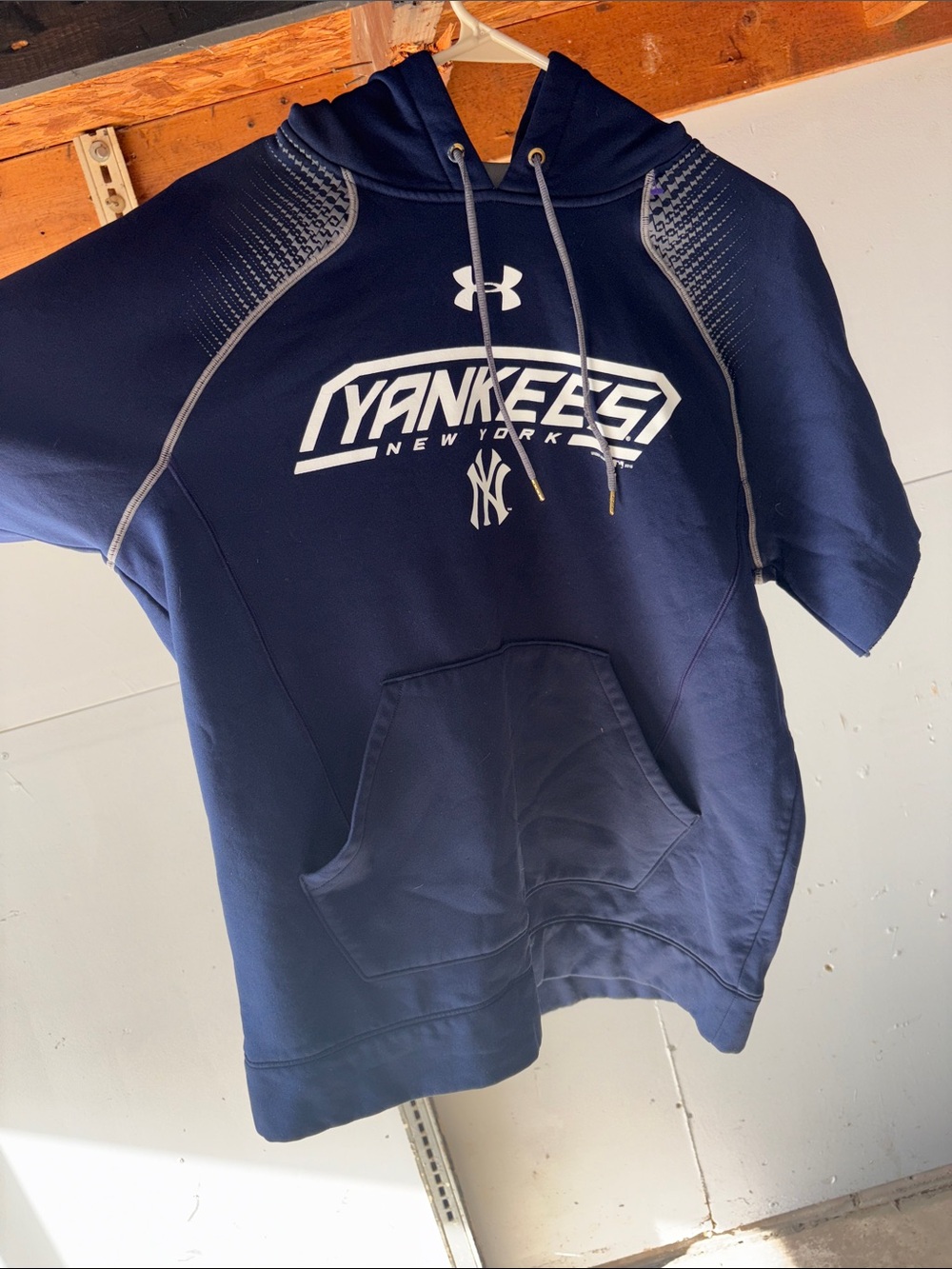 New York Yankees Short Sleeve Hoodie, Size Adult M, Under Armour